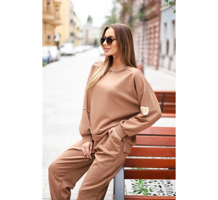 Komplet dámský máslový s volnou mikinou a kalhotami s nápisem LOVE tmavě camelový Komplet dámský máslový s volnou mikinou a kalhotami s nápisem LOVE tmavě camelový