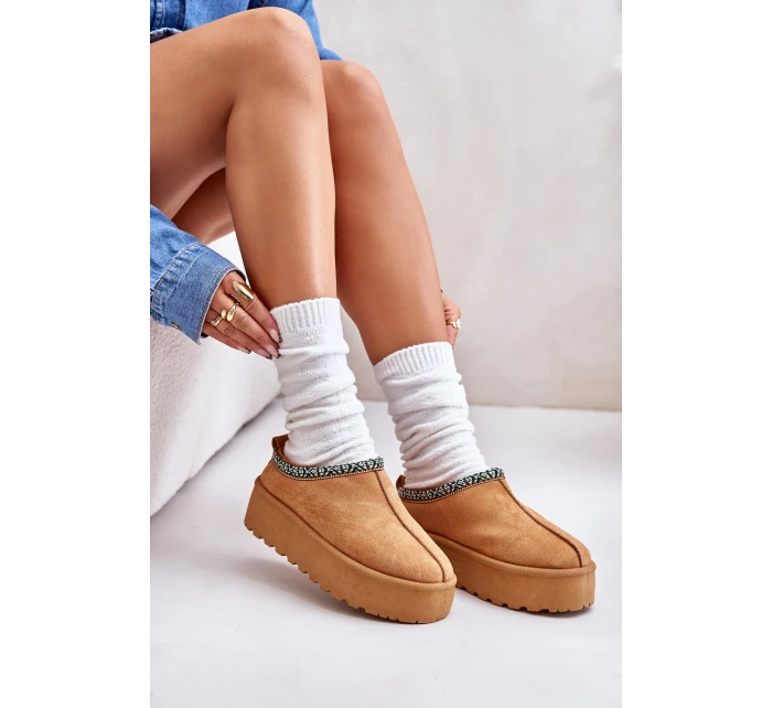 Dámské pantofle na platformě s výšivkou model 21673352 - Boto