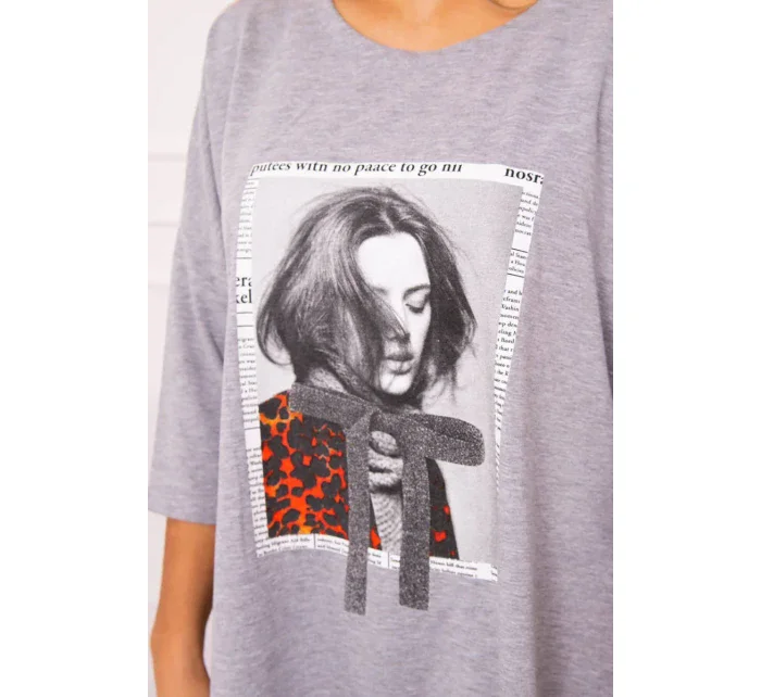 Šaty s potiskem a rozšířenou spodní částí šedé