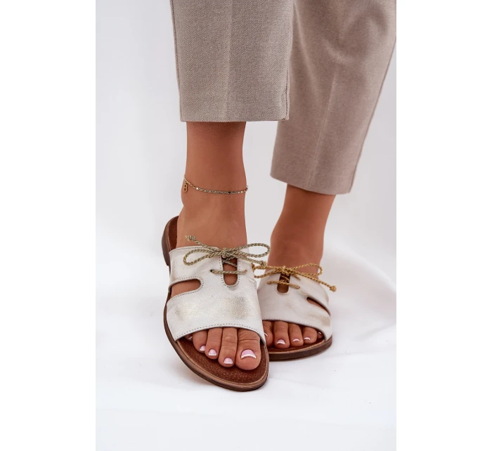Dámské kožené sandály na plochém podpatku  zlaté model 21686292 - Zazoo