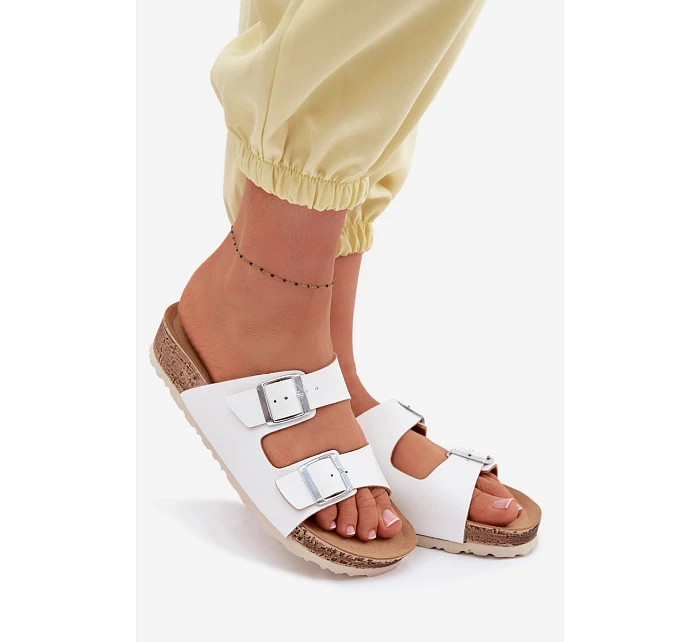 Dámské pantofle s přezkami model 22094917 Bílé - Inblu Dámské pantofle s přezkami model 22094917 Bílé - Inblu