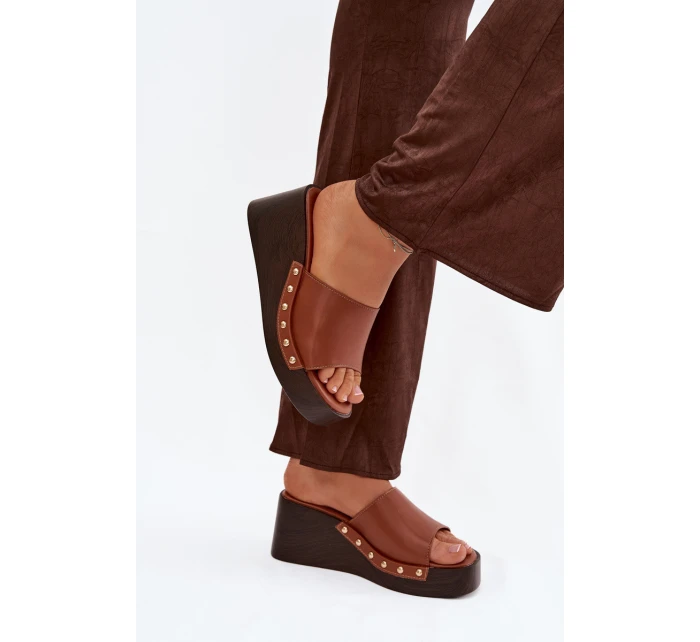 Dámské nazouváky na platformě se zlatými přezkami camel Arionne Dámské nazouváky na platformě se zlatými přezkami camel Arionne