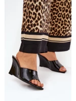 Lakované Dámské Pantofle Na Klínu Černé model 21688970 - Boto