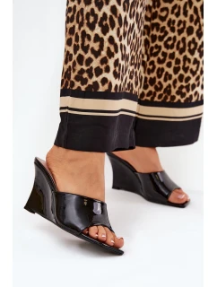 Lakované Dámské Pantofle Na Klínu Černé model 21688970 - Boto