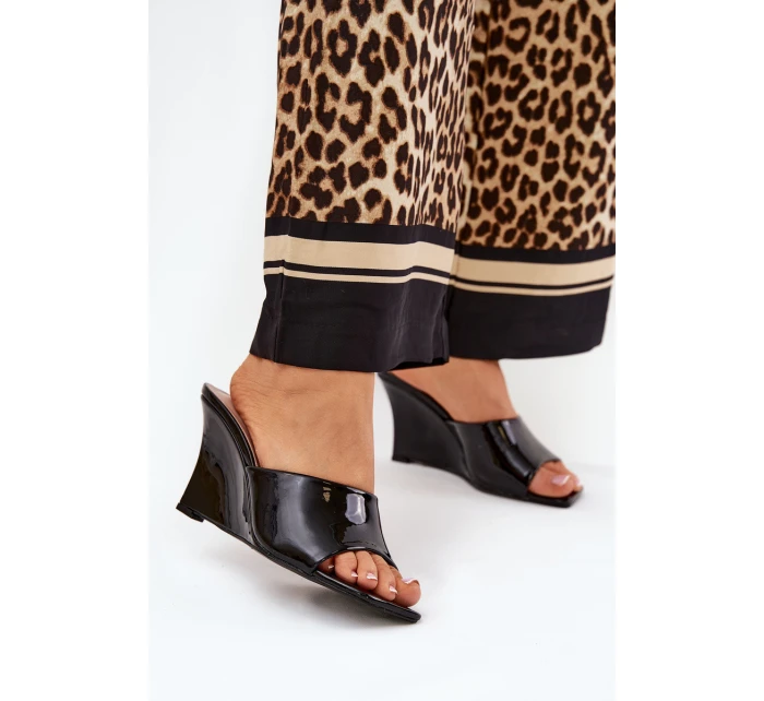 Lakované Dámské Pantofle Na Klínu Černé model 21688970 - Boto