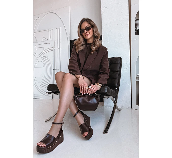 Dámské sandály na platformě se zlatými sponami čokoládové model 21960939 - Boto