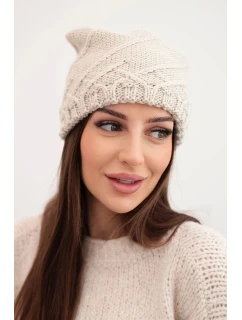 Dámská zimní čepice s ozdobným pletením a střihem béžová model 21878057 - K-Fashion