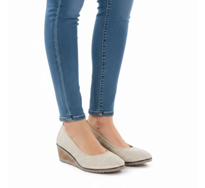 Dámské otevřené lodičky na platformě béžové barvy model 22015114 - VINCEZA Dámské otevřené lodičky na platformě béžové barvy model 22015114 - VINCEZA