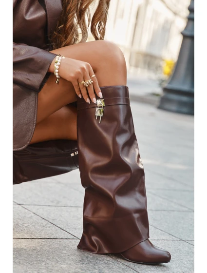 Dámské kozačky na klínu s páskem a stříbrným detailem Korivelle – hnědé