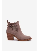 Dámské perforované kotníkové boty na podpatku s vzorem a zlatým sponou tmavě béžové model 22009815 - Boto