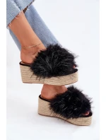 Dámské klapky na klínu s kožíškem a pletením černé Virela Dámské klapky na klínu s kožíškem a pletením černé Virela