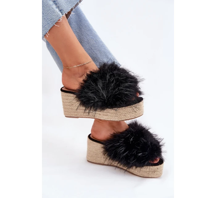 Dámské klapky na klínu s kožíškem a pletením černé Virela Dámské klapky na klínu s kožíškem a pletením černé Virela