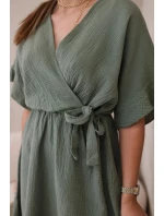 Mušelínové šaty s pasem khaki