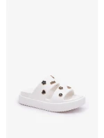 Dámské pěnové pantofle s ozdobnými připínkami – bílé