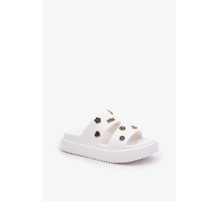 Dámské pěnové pantofle s ozdobnými připínkami – bílé