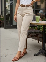 Dámské džíny s páskem mom fit model 22206991 béžové - FashionStreet Dámské džíny s páskem mom fit model 22206991 béžové - FashionStreet