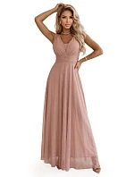 Dlouhé maxi šaty s a hlubokým výstřihem pudrově růžové model 22085441 - numoco basic Dlouhé maxi šaty s a hlubokým výstřihem pudrově růžové model 22085441 - numoco basic