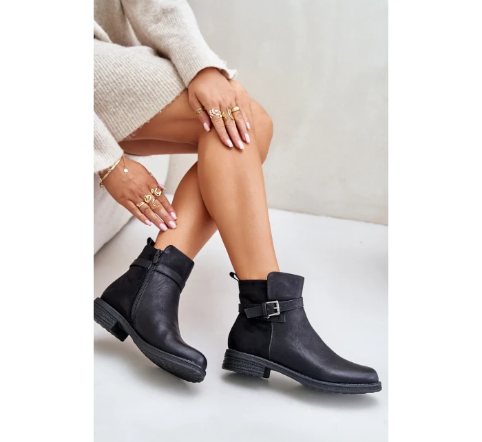 Zateplené Boty Na Plochém Podpatku Se Páskem Černé model 21675492 - EVENTO Zateplené Boty Na Plochém Podpatku Se Páskem Černé model 21675492 - EVENTO