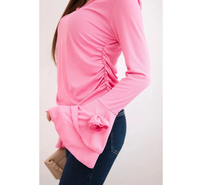 Dámská pruhovaná blůza s V výstřihem a volány na rukávech světlá růžová