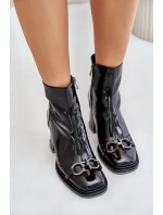 Lakované kotníkové boty na podpatku zateplené s ozdobou D&A černé Lakované kotníkové boty na podpatku zateplené s ozdobou D&A černé