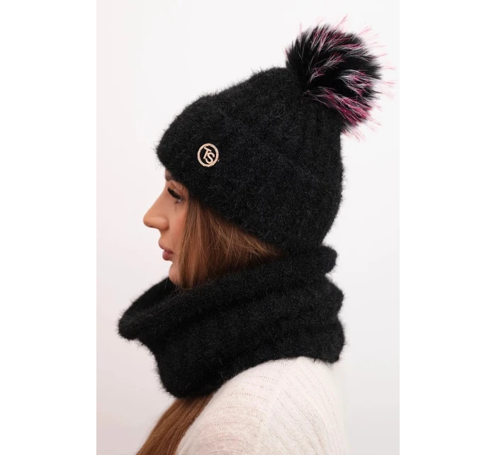 Dámská zimní souprava s bambulí a nákrčníkem černý