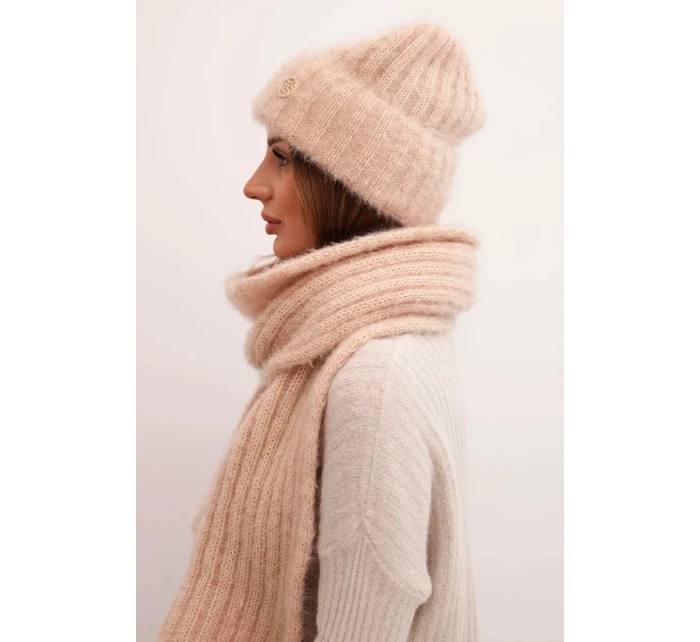 Dámská sada čepice a dlouhého šály z měkké příze béžová Dámská sada čepice a dlouhého šály z měkké příze béžová