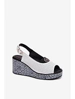 Kožené sandály na platformě model 22101381 bílé - S.Barski