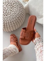 Dámské pantofle na plochém podpatku Camel model 21900529 - Boto Dámské pantofle na plochém podpatku Camel model 21900529 - Boto