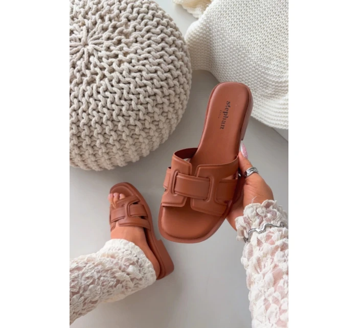 Dámské pantofle na plochém podpatku Camel model 21900529 - Boto Dámské pantofle na plochém podpatku Camel model 21900529 - Boto