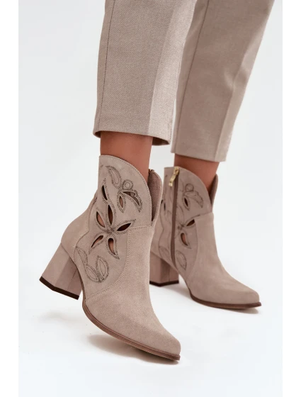 Semišové perforované dámské kotníčkové boty na podpatku model 21713248 Cappuccino - Zazoo