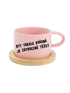 BÝT TAKHLE KRÁSNÁ JE ZATRACENÉ TEŽKÝ - růžový hrníček makronka 200 ml