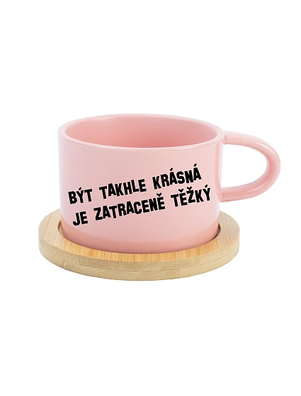 BÝT TAKHLE KRÁSNÁ JE ZATRACENÉ TEŽKÝ - růžový hrníček makronka 200 ml BÝT TAKHLE KRÁSNÁ JE ZATRACENÉ TEŽKÝ - růžový hrníček makronka 200 ml