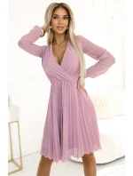 ISABELLE plisované šaty s dlouhými rukávy a výstřihem pudrově růžové model 20945620 - numoco ISABELLE plisované šaty s dlouhými rukávy a výstřihem pudrově růžové model 20945620 - numoco