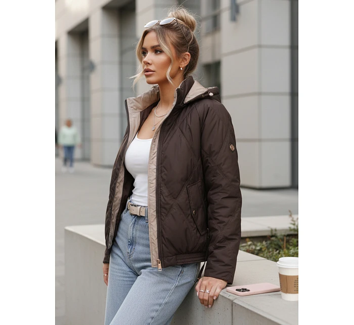 Kurtka damska przejściowa pikowana z kapturem brązowa model 22102049 - FashionStreet Kurtka damska przejściowa pikowana z kapturem brązowa model 22102049 - FashionStreet