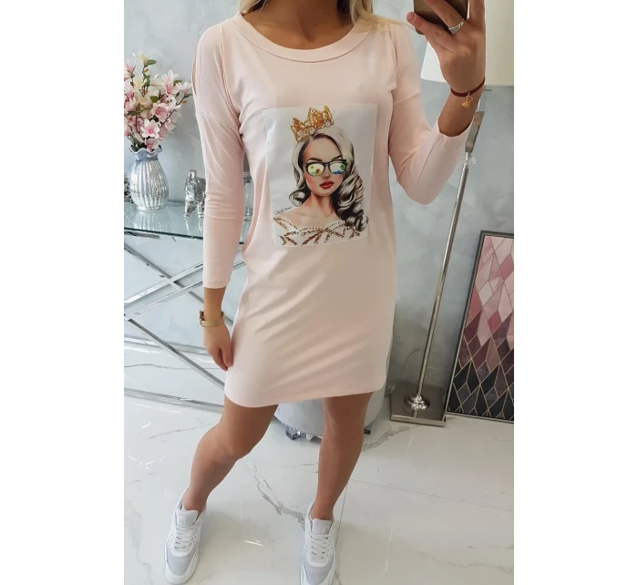 Šaty s grafikou dívky v 3D brýlích pudrově růžové Šaty s grafikou dívky v 3D brýlích pudrově růžové
