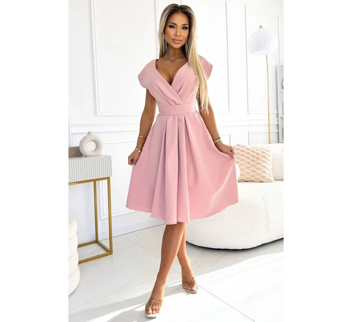 SCARLETT Rozšířené dámské šaty v pudrově růžové barvě s přeloženým obálkovým výstřihem a páskem model 19908587 - numoco SCARLETT Rozšířené dámské šaty v pudrově růžové barvě s přeloženým obálkovým výstřihem a páskem model 19908587 - numoco