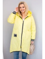 Dámská bunda Plus Size prošívaná s kapucí a model 21911640 manžetami žlutá - K-Fashion
