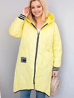 Dámská bunda Plus Size prošívaná s kapucí a sportovními manžetami žlutá