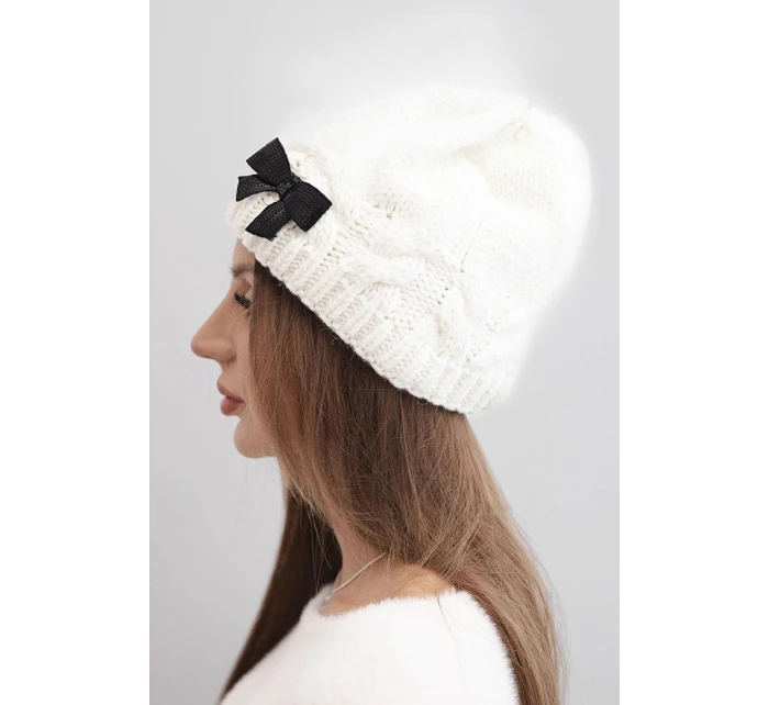 Dámská zimní čepice s ozdobnou mašlí a copánkovým vzorem K438 ecru