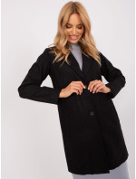 Černý kabát s knoflíky a kapsami