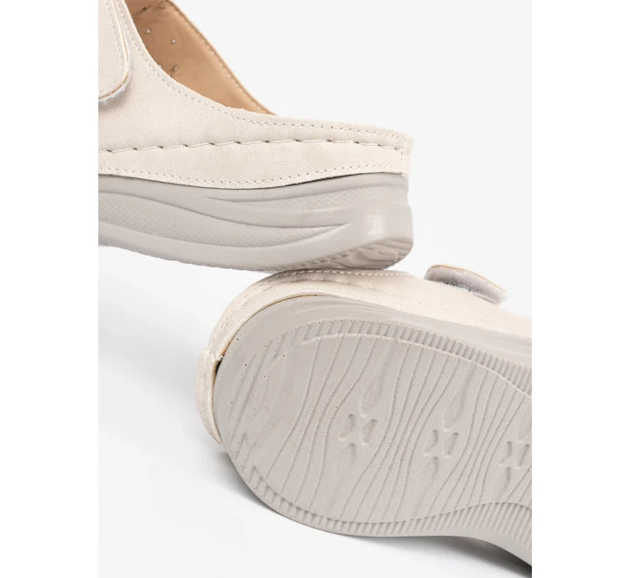 Módní dámské  nazouváky Jasnobeżowy na klínku