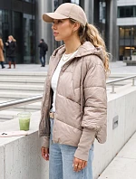 Krátká dámská prošívaná bunda s kapucí v barvě kamelové, FashionStreet TY5764