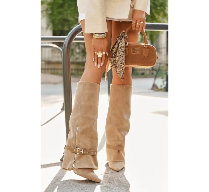 Dámské nazouvací kozačky na podpatku s ozdobným páskem Béžové model 21708858 - Boto