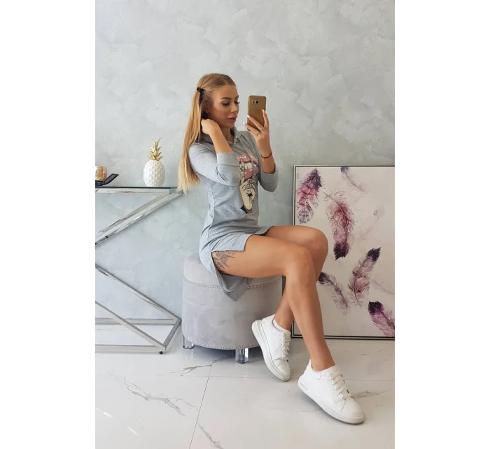 Šaty s delšími zády a barevným potiskem šedé barvy