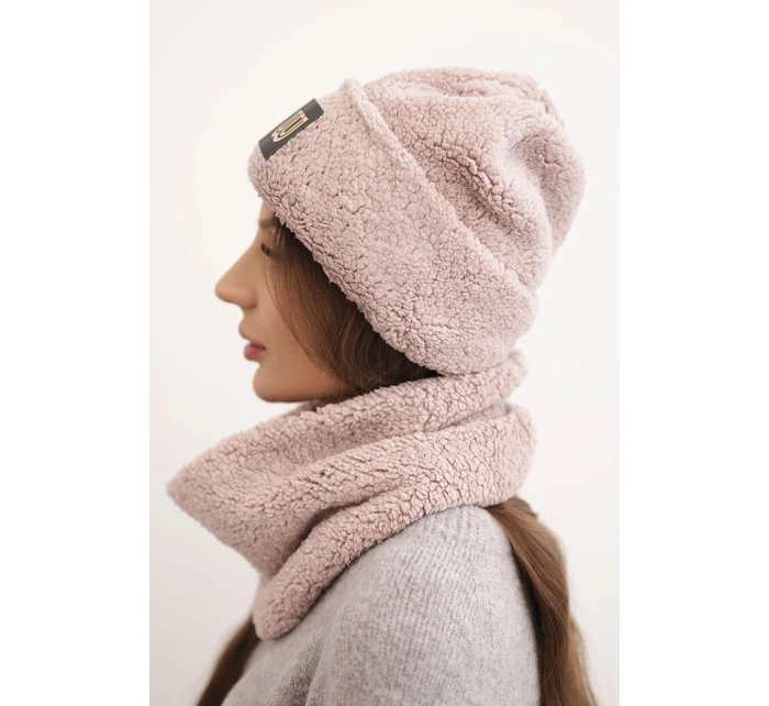 Dámská model 21495021 souprava čepice a šála s ozdobnou nášivkou tmavě pudrově růžová - K-Fashion