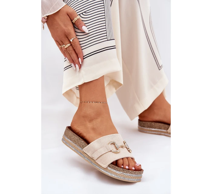 Dámské Klapky Na Platformě Se Zlatou Dekorací A Béžové model 21689922 - Boto Dámské Klapky Na Platformě Se Zlatou Dekorací A Béžové model 21689922 - Boto