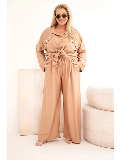 Dámská souprava Plus Size s košilí a širokými kalhotami camelová