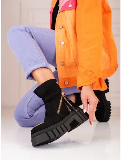 Módní kotníčkové boty černé dámské na plochém podpatku Módní kotníčkové boty černé dámské na plochém podpatku