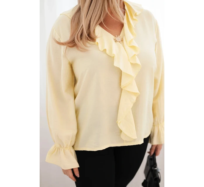Dámská viskózová blůza Plus Size s volánem a ozdobnou broží žlutá Dámská viskózová blůza Plus Size s volánem a ozdobnou broží žlutá