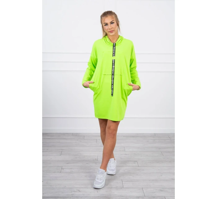 Zelené neonové šaty v barvě kravaty Zelené neonové šaty v barvě kravaty